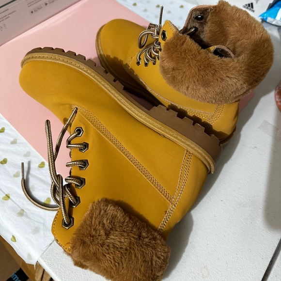 Charlotte Russe Women's Size 7 Chukka Boots Tan Fur Ankle Lace New - Picture 5 of 6